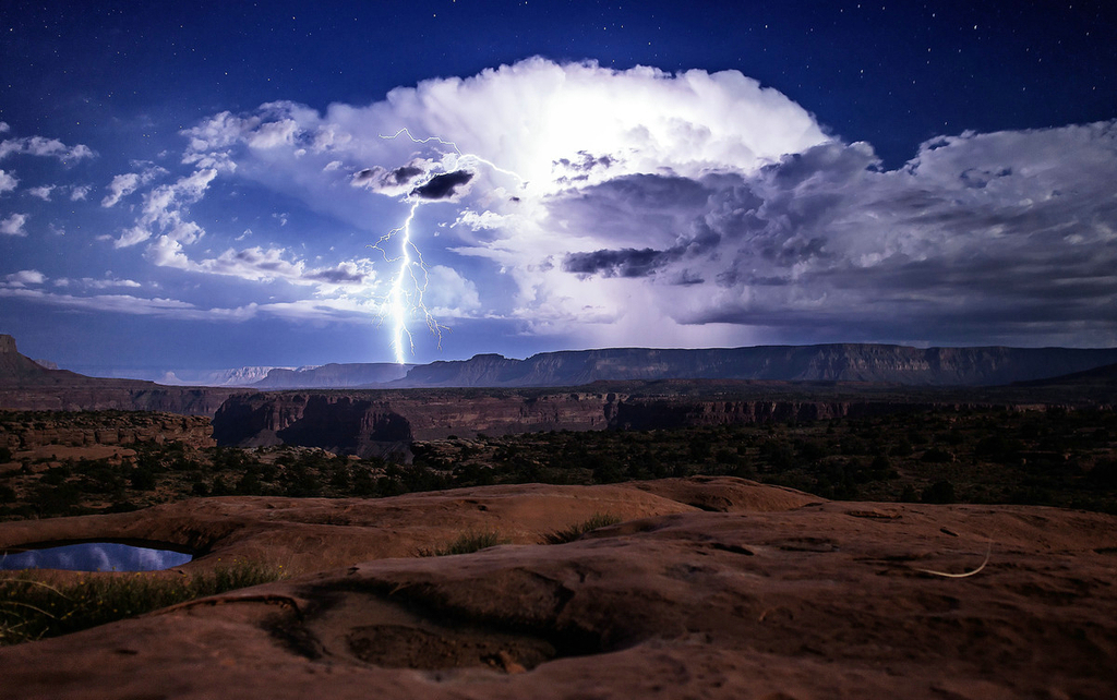 当地时间2013年11月20日报道，大峡谷上空闪电