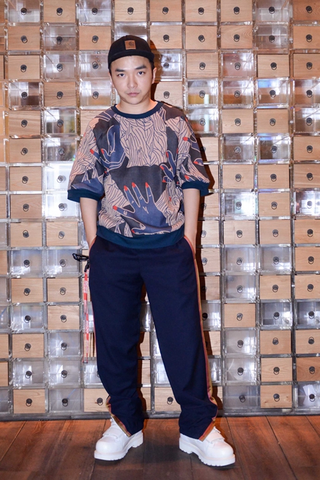 新锐华人设计师周翔宇身着2015春夏系列亮相品牌展览揭幕酒会。