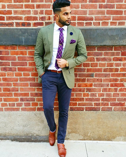 紫色的领带与紫色的口袋方巾，搭配灰绿色西服，很有时尚感。