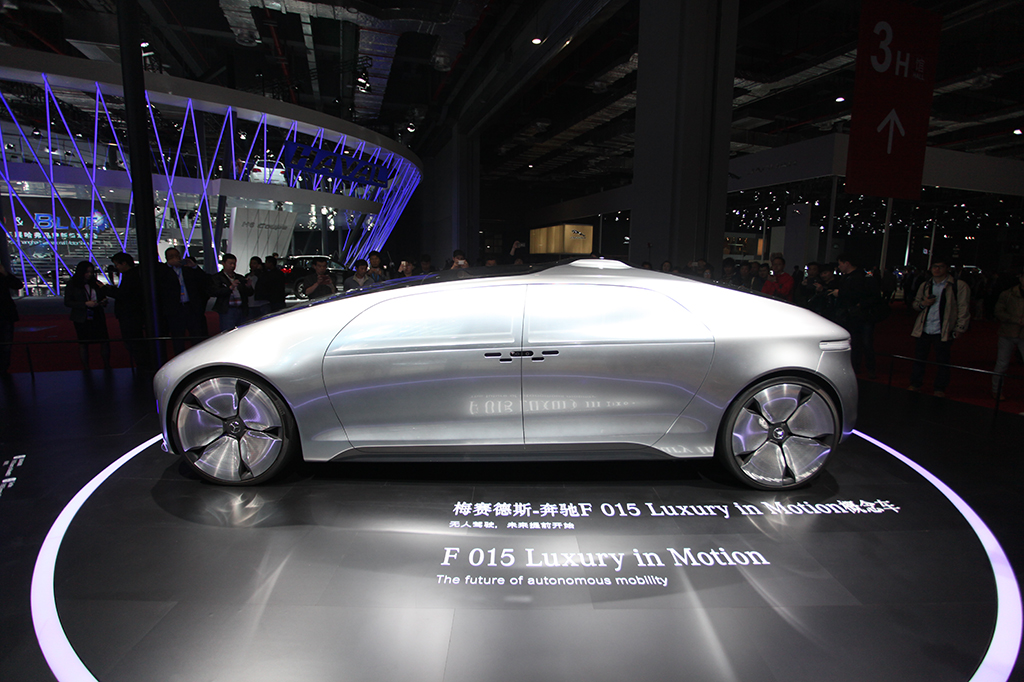 在本届上海车展上，奔驰正式发布了F015 Luxuryin Motion概念车，其特点在于它是一款使用奔驰自动驾驶技术的车型并且采用了燃料电池技术的混合动力系统。外观方面，奔驰这款自动驾驶概念车的设计圆润且流畅，车门采用对开式设计，最大开合角度达到了90度。官方公布概念车的车身长宽高分别为5220/2018/1524mm，由于该车的前后轴设计比较靠近车头和车尾，其轴距达到了3610mm。动力方面，该车采用氢燃料电池技术，并由锂硫电池组带动两个后置电动机驱动后轴，综合最大功率272马力，峰值扭矩398牛·米。0-100km/h加速为6.7秒，最高时速达到200km/h(电子限速)，此外该车的最大续航里程可达到1100公里。