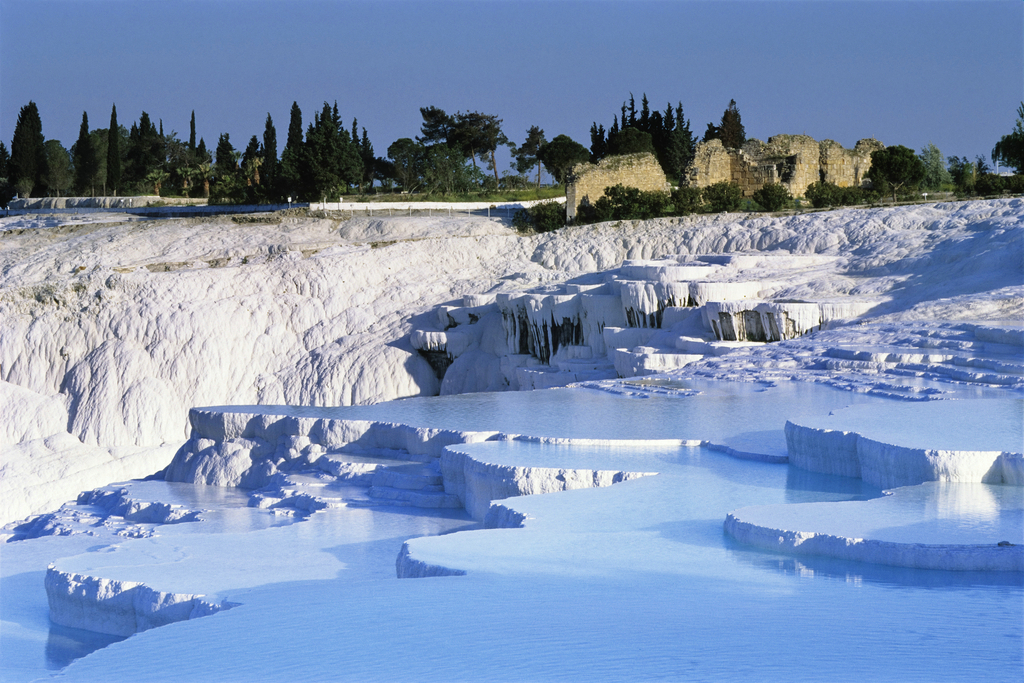 土耳其棉花堡温泉自远古时期，棉花堡就有这样的情景：蓝绿色的水流进白如棉花的阶梯形的石灰华（一种多孔碳酸钙）水池，碳酸钙的沉淀物使得这些温水池熠熠生辉。