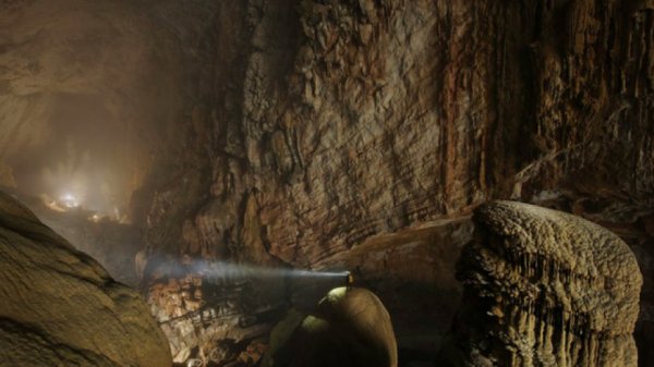公园名字在泰语中叫Phong Nha-Kẻ Bàng，洞穴名为韩松洞(Hang Son Doong)。最初在1991年被一个当地人发现，在2009年被充分挖掘探索，是目前已知的世界上最大洞穴。Son Doong翻译过来的意思是“山水洞”，在洞穴里面流淌着一条湍急的河，它也是这个洞在2~5百万年前初步成型的原因。