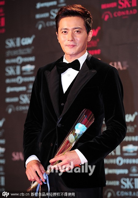 2004年，凭借电影《太极旗飘扬》获得第25届韩国电影青龙奖最佳男主角奖；2005年，主演电影《无极》 ；2010年，5月与演员高小英喜结连理。2011年，主演战争电影《登陆之日》；2012年，主演电视剧《绅士的品格》和电影电影《危险关系》；2014年，主演电影《哭泣的男人》。