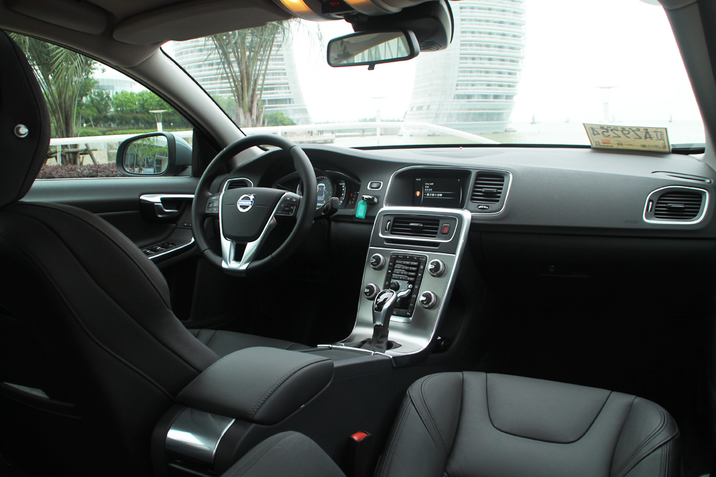 2016款沃尔沃S60L E驱混动 2.0T 智越版 T6：相比于普通版S60L而言，E驱车型在外观方面新增了多处“TWIN ENGINE”车标，代表两套动力总成；左侧翼子板多出的“油箱盖”为插电式充电接口。轮毂采用18英寸多条幅铝合金轮毂，也是主要区别于普通版车型的标志之一。E驱混动版车型的仪表盘的结构布局完全相同，但显示信息有一些区别，除了四种不同风格的主题之外，我们可以在仪表盘上看到当前的模式选择和电力/燃油使用状态。在挡把的前方还多了一组3个功能按键，分别为PURE、HYBRID和POWER，分别为不同模式状况下提供不同的动力输出选择。混动版采用的汽油发动机与T5车型一样，均为Drive-E 2.0T高功率发动机，其拥有235马力的最大功率350牛米的峰值扭矩。除此之外，它在后轴上还配备有一台最大功率为68马力，最大扭矩200牛·米的电动机，与发动机一起共同构成了混动车型的动力总成。2016款沃尔沃S60L T5：新车采用了沃尔沃新研发的Drive-E 2.0T高功率发动机，取代以往的6缸发动机。