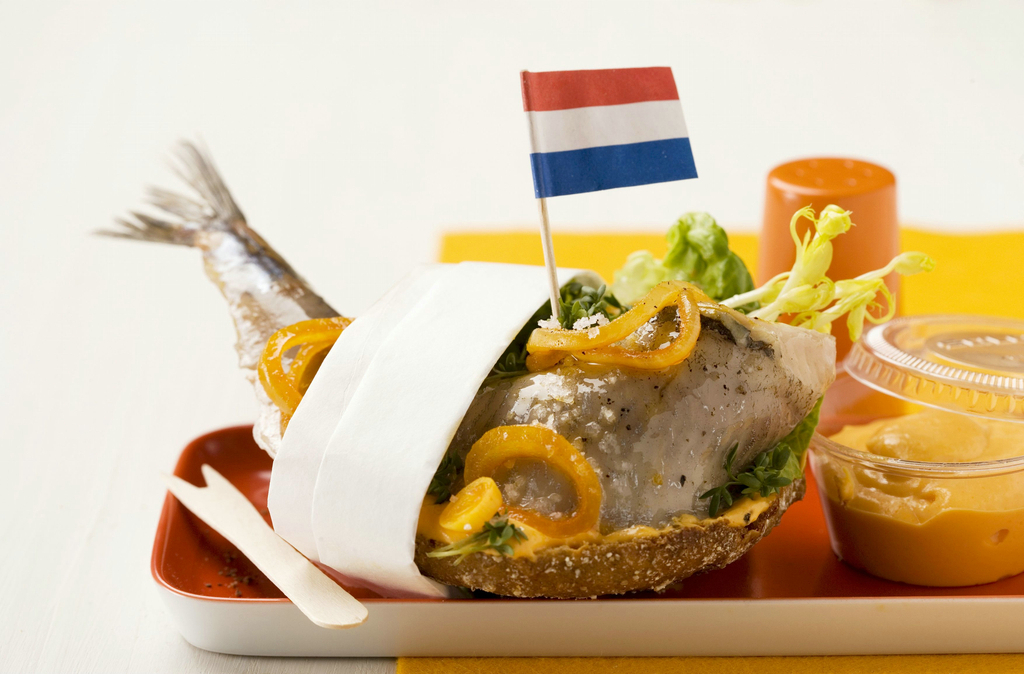 荷兰鲱鱼卷配上洋葱和柑橘蛋黄酱。