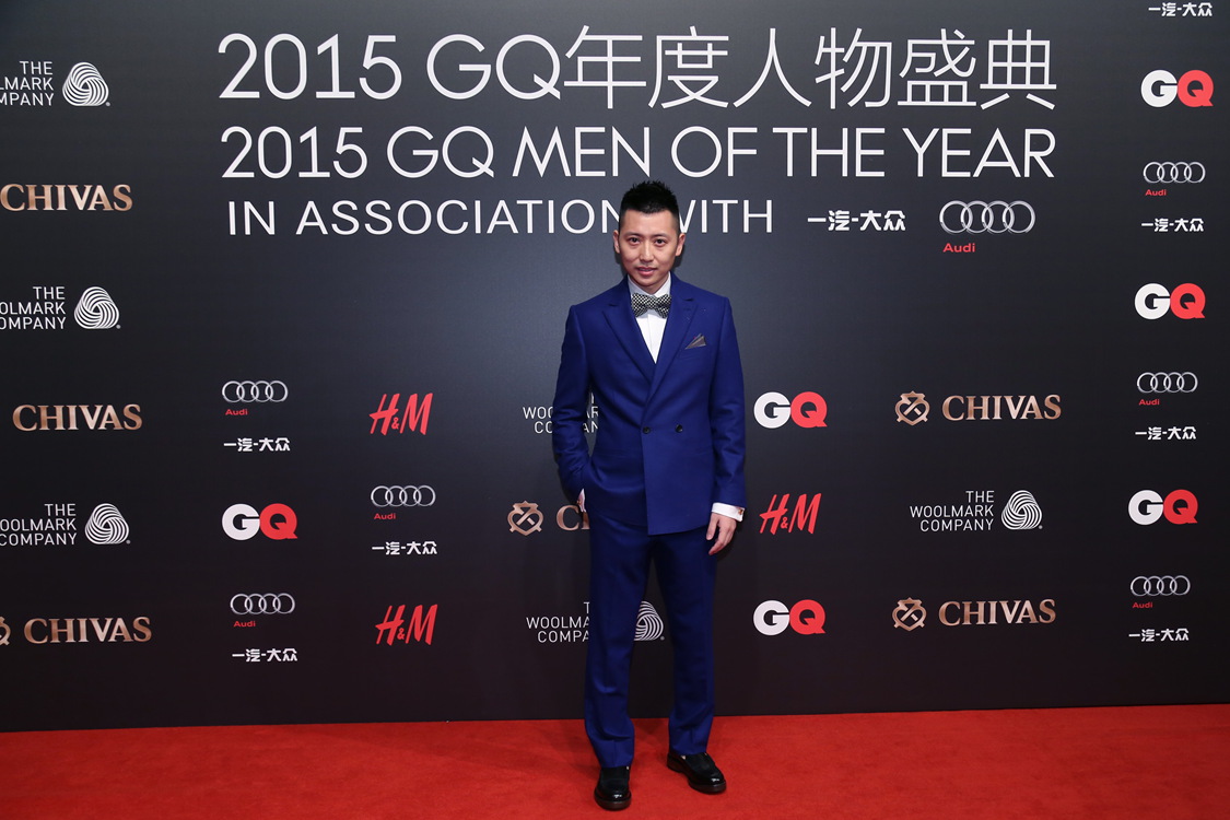 #2015GQ年度人物盛典# @刘昊威CAA 身穿蓝色双排扣西服亮相红毯 