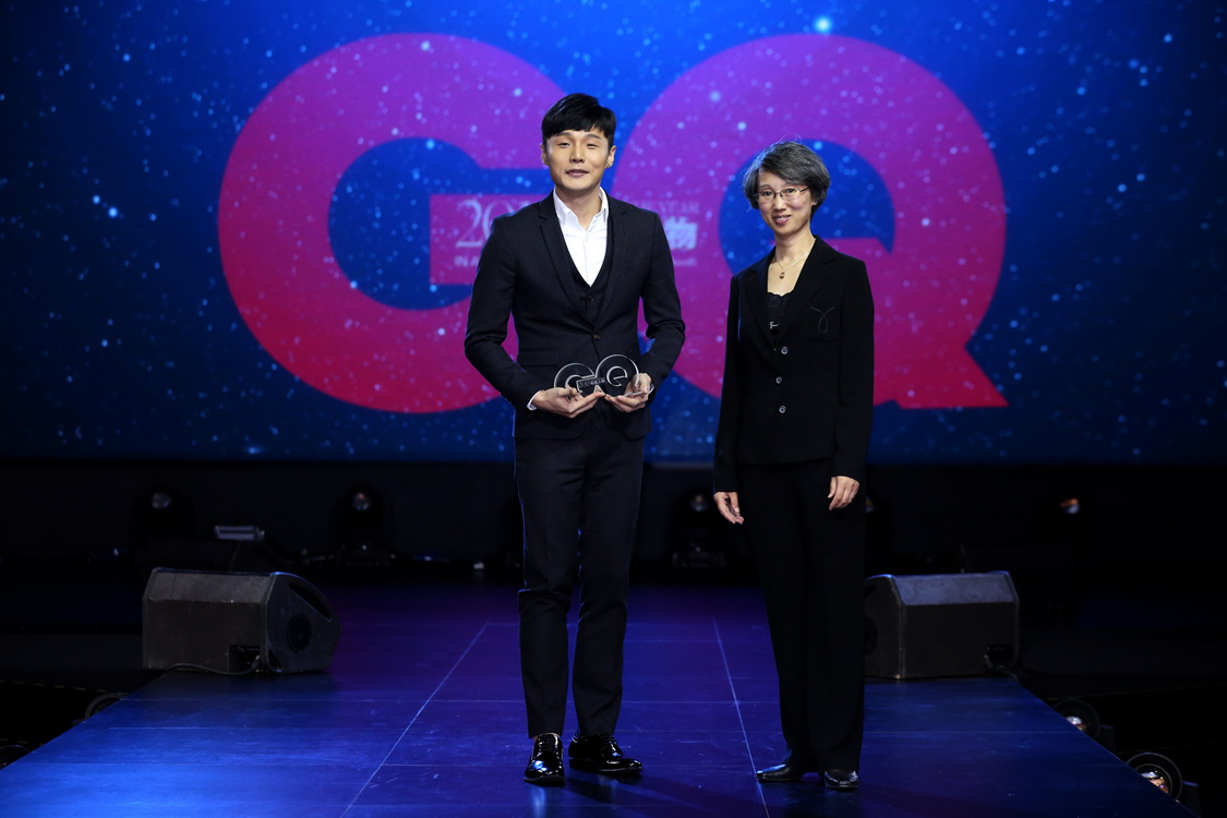 2015GQ年度人物盛典 颁奖晚宴 《智族GQ》杂志社总编辑刘红为年度歌手李荣浩颁奖