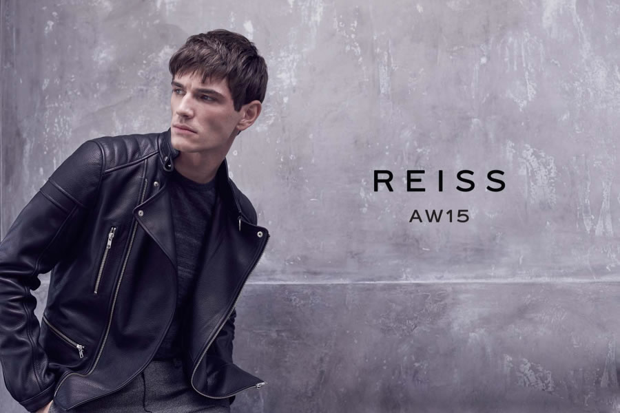 最受欢迎的英国高街品牌之一Reiss，在本季推出了广告大片。追求质感的Reiss，材质上选择了羊毛，制作出的大衣更具有重量感，也是品质的象征。基础的自然色系突显着男士的优雅与内敛。