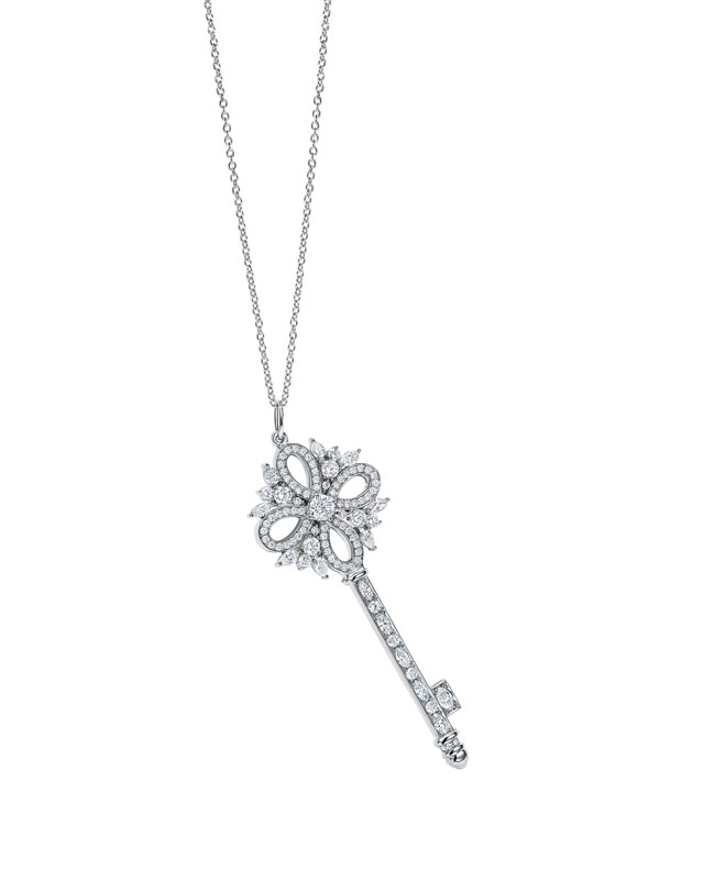 Tiffany Victoria钥匙吊坠和Tiffany Keys鸢尾花形钥匙吊坠，更显优雅气质。