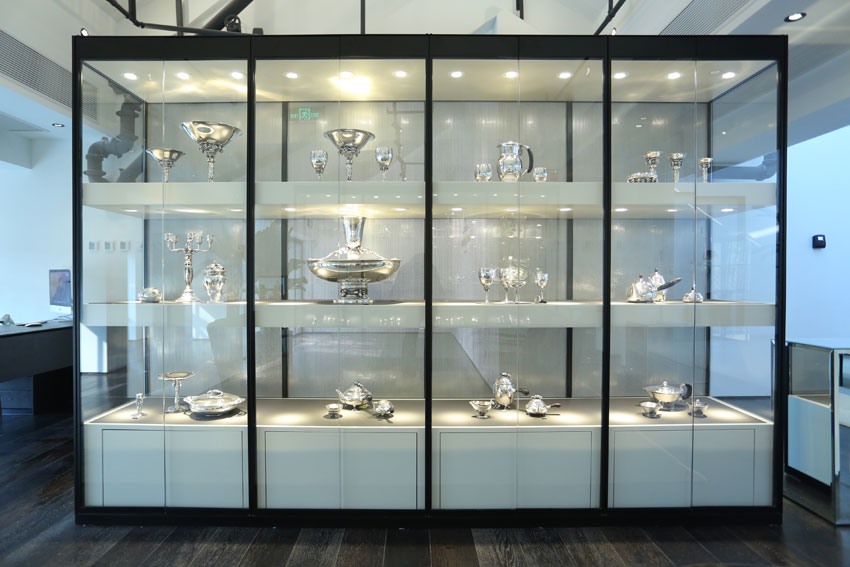 由知名工业设计师马克·纽森设计的银质茶具，刚刚结束了在亚洲巡礼的首站展示，马上将在台湾展出，。这款限量版茶具共10套，全部由哥本哈根的银匠师傅专门为Georg Jensen Hus纯手工打造。

“创新精神与强大的适应性造就了我们的品牌——Georg Jensen，”CEO朱钦骐(David Chu)说道，“我非常自豪能够延续我们合作设计与创新设计的传统。我们善于吸收新文化、新思想——我们会继续放远眼光、向前看。”
