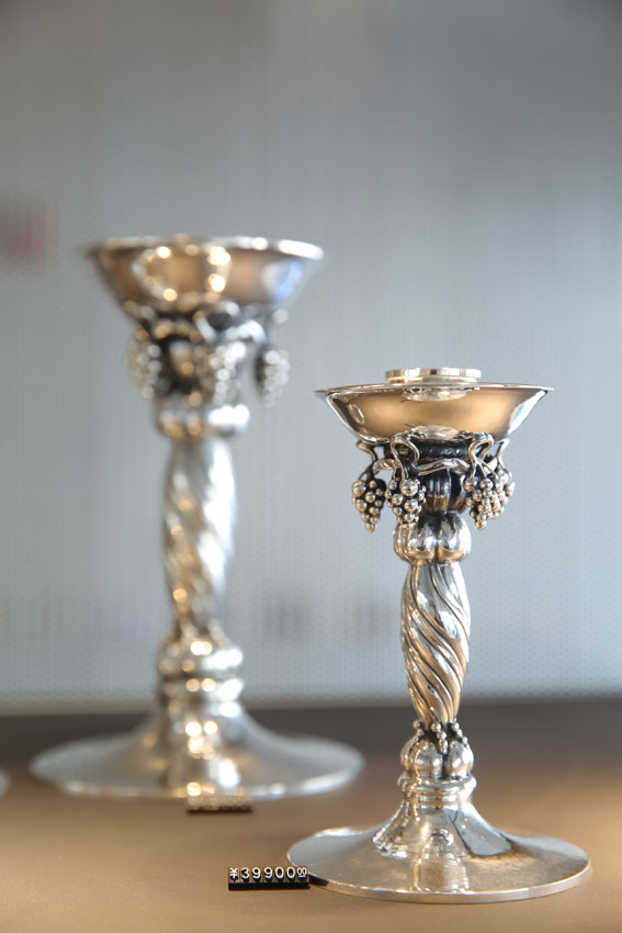 GEORG JENSEN 在1904年成立银雕工作室，结合艺术与工匠技术，不受传统的拘束，以崭新的工艺赋予银制品永恒的生命。GEORG JENSEN创作生涯七十年得奖无数，并广受国外著名美术馆收藏。尤值一提的殊荣是丹麦与瑞典王室皆指定他为皇室银器铸造者，直至今日，开创世纪银雕纪元的GEORG JENSEN，仍将以不朽的精湛工艺，原创设计的精神，见证新世纪的人类文明。 