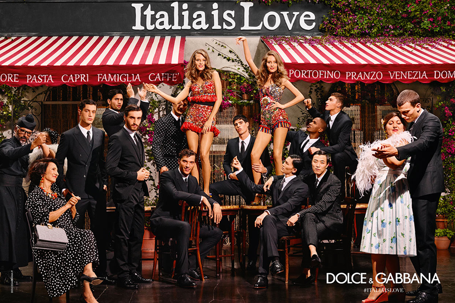 Dolce & Gabbana揭开了2016春夏大片的面纱，这一系列广告大片的主题为“Italia is love”，尽显意大利式的时尚。本季男装延续了Dolce & Gabbana一贯喜爱的精致印花，每幅画片都像众人的狂欢，而每件服装却都独具特色，谁也不会抢了谁的风头。