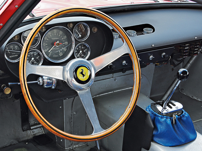 如今的法拉利是超级跑车和F1的代名词，但产自这品牌之手的GT跑车也是名垂千史，特别是产量仅有39台的250 GTO。2012年5月，一台1962年为车手Stirling Moss生产的250 GTO跑车凭借$38,115,000美元的交易身价成为了全球有史以来最昂贵的汽车，而仅仅一年之后，这个纪录又被另一台250 GTO刷新。在1962年，它的地位如同今日的LaFerrai＋Enzo，想把它带回家？除了备好$18,000，还要经过法拉利先生本人和他的北美经销商的首肯。