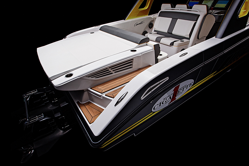 作为Cigarette Racing旗下最新最强大的快艇，41’ SD GT3迎娶了AMG GT3赛车鲜明的造型风格和赛场科技。搭载两台Mercury Racing引擎，能輸出高达1100马力，足以驱动9吨重的船体在水面上以162km/h的极速飞翔。好消息是，这艘快艇并不是概念产品，完全可以接受量产订单。
