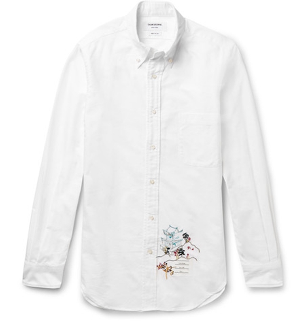 Thom Browne直排扣刺绣衬衫 RMB5194
刺绣的位置独具匠心，山水和亭子的图案并不是一板一眼，不失典雅又带着休闲。
