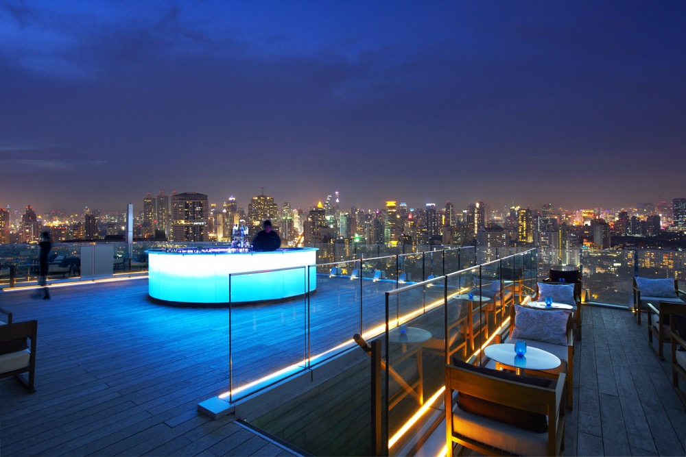 Octave Rooftop Lounge & Bar位于曼谷苏克哈姆维特万豪酒店的顶层，这里的景致非常棒，服务也是一流的。设计灵感来自于一个别致的纽约公寓阳台，共分为三层，每一层提供不同的菜品、美酒和音乐，当然你看城市的感受也会不同。