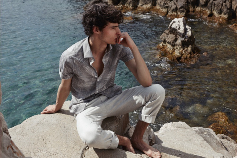 Reiss本季推出了最新男装型录，悬崖与海浪，构成一派度假的氛围。棕榈树印花衬衫是最符合夏日的元素。不管是简约的白色T恤，还是枣红色衬衣，既休闲，又体现着男士的沉稳低调。