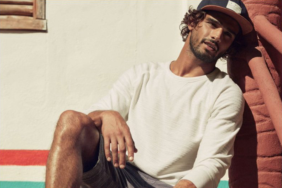 H&M推出了最新广告大片，以沙滩度假为主题。椰树影影绰绰，浪花拍打着礁石，喧闹中透着静谧。正如H&M悠闲随性的时尚态度，追求着喧闹夏日中简单静谧的时尚。