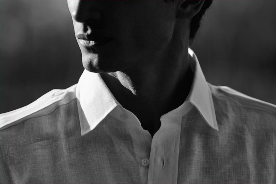 Jonathan Mezibov联手男模David Smith推出本季广告大片，主打都市男士的经典时尚风格。在美国长岛东部的帕里什艺术博物馆取景，自然流露一种奢华感。简约的纯棉衬衫，兼具舒适与时尚感。