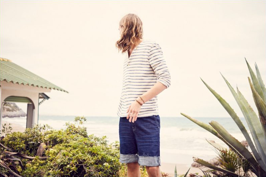 西班牙品牌Mango Man近期推出了2016夏季男装型录，像是一场阳光下轻松的沙滩度假。休闲装张扬的是年轻的态度，长发男模Malcolm Lindberg欢快的笑容，正如本季男装的态度：年轻与快乐。格子衬衫与条纹背心的简约随性，让人放松。