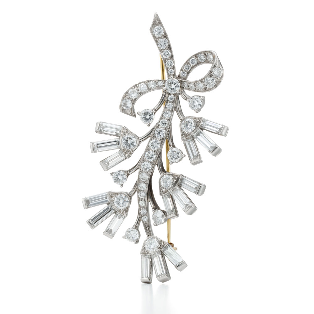 钻石花形胸针，以铺镶花瓣、长棍形钻石花茎和花朵构成花形。是蒂芙尼在1939-1940年纽约世博会期间展示了一系列密集钻石珠宝作品之一。此款胸针佩戴在女性的翻领间，取代了传统的鲜花装饰花束
