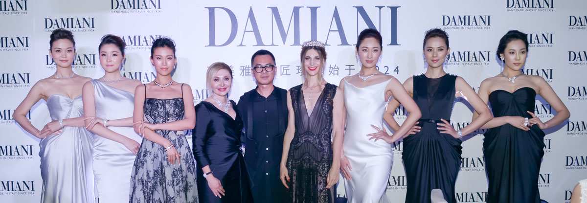 2016 年 6 月 7 日意大利首屈一指的顶级珠宝品牌DAMIANI（玳美雅）于北京举行盛大
的全新系列媒体发布会，展出融合了意大利风格与俄罗斯皇室传统的绝妙力作——Fiocco（蝴蝶结）与Fiori d’arancio（橙花）系列。DAMIANI（玳美雅）家族传人Silvia Grassi Damiani女士携手国内外媒体与众知名人士齐聚一堂，更有与品牌渊源颇深的特别来宾 Nicoletta Romanov 共襄盛举，在珠光画意中再次领略DAMIANI（玳美雅）卓越的纯手工艺传统和“意大利纯手工制作”的优雅风格
