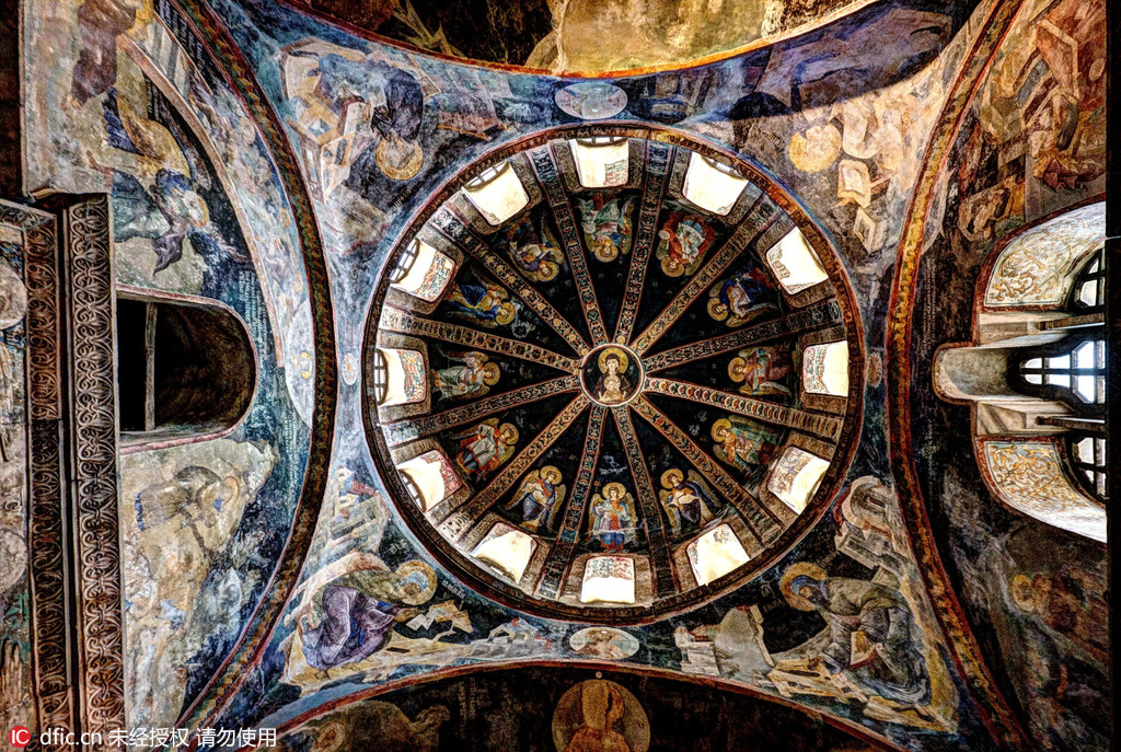 图为土耳其伊斯坦布尔柯拉教堂的小礼拜堂的穹顶。克罗地亚摄影师Oleg Mastruko走访了包括科索沃、马来西亚、阿塞拜疆等全球各地的废弃寺院，将这些曾经用于供奉神明的精美宗教建筑重新展现在世人眼前。   