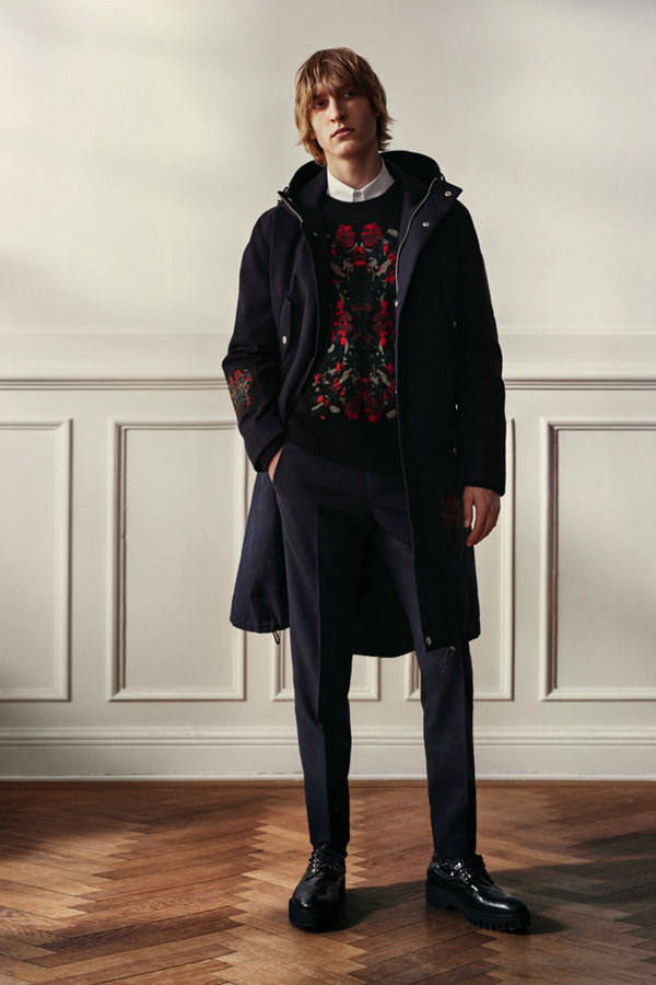 瑞典品牌Tiger of Sweden推出了2016秋冬广告大片，本季的系列男装集中于修身的剪裁与流畅的运动装。身材苗条的男模Tim Dibble在明暗的光线中，儒雅而神秘。双排扣夹克、条纹西装、印花针织衫，充满年轻的元素，为颇显沉寂的秋季时装界，添加色彩与活力。