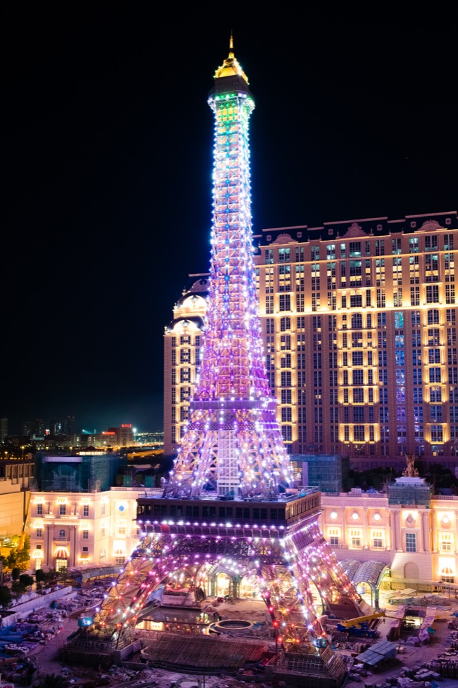 澳门巴黎人拥有一系列综合度假设施，其中的巴黎铁塔是按照原建筑物二份之一比例兴建，座落在澳门巴黎人酒店正门，来到这里你一定会被巴黎铁塔深深迷倒，入驻期间你还可以乘坐专门的电梯至塔顶赏览美景。酒店包括约3000间酒店客房及套房，其中超过三分一的房间能够看到巴黎铁塔景观。