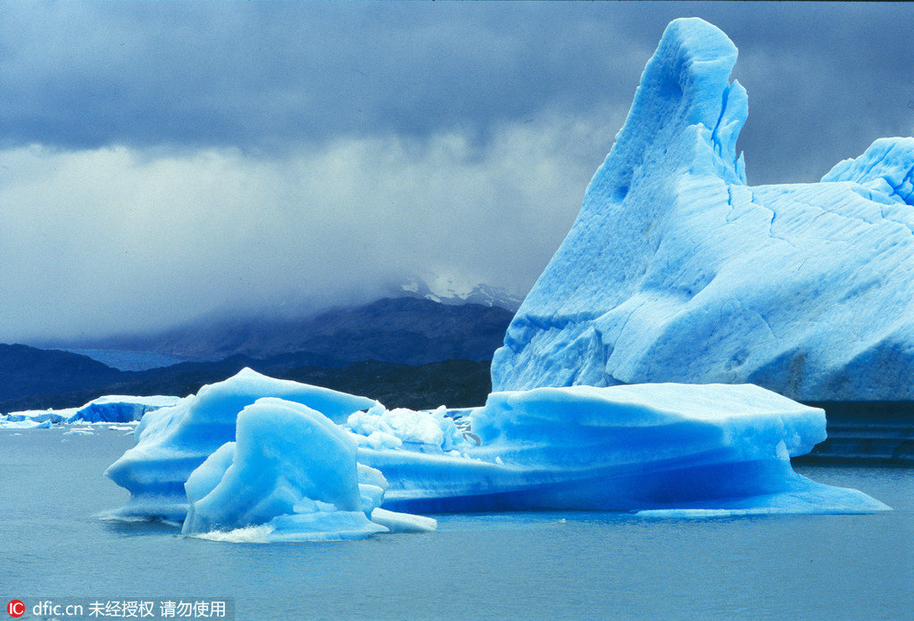 它是世界上少有的现在仍然“活着”的冰川，在这里每天都可以看到冰崩奇观。