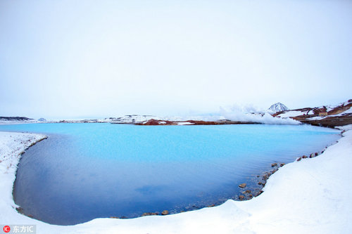 闪闪发亮的冰山、美丽神秘的蓝湖以及崎岖的地形，都散发出大自然的无限魅力。冰岛的蓝湖是温泉度假胜地，除了享受天然火山温泉以及惊艳的景色，幸运的话，你或许还能邂逅美丽的极光。