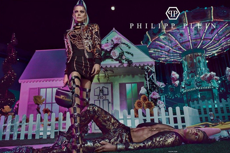 Philipp Plein邀请歌手Fergie与男模Matthew Terry合作推出2017春夏广告大片。在夜晚的游乐场，紫色的氤氲灯光与黑色的夜幕交相辉映，迷离梦幻，男女主角身着古怪的服装徘徊，一派异世界的场景。