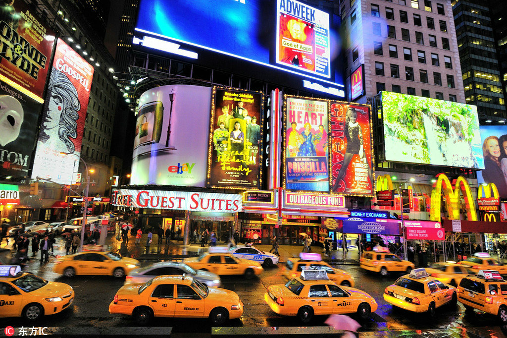 享有“世界十字路口”之称的时代广场早就是深入人心的纽约代表，反应强烈的都市特性。耀眼的霓虹灯，硕大的广告屏，用一种顶级商业都市姿态震撼每个到来的人。纽约街头醒目的黄色出租车和闪耀的霓虹灯相得益彰。
