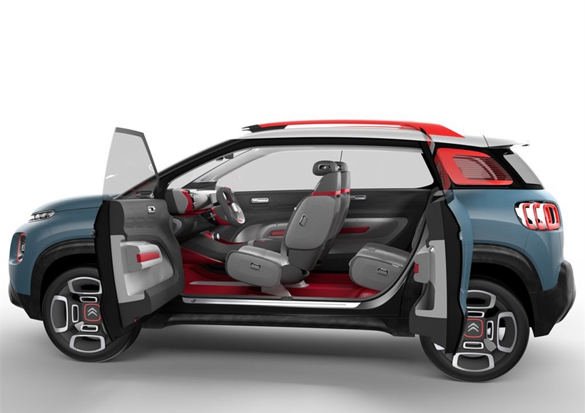 C-Aircross Concept对开门设计，这样的设计具有更大的开口优势，便于乘客上下车。全景天窗为车内提供了充足的阳光，而精巧的内部空间设计和宽大的座椅，则为车内成员提供了舒适的乘坐体验。
