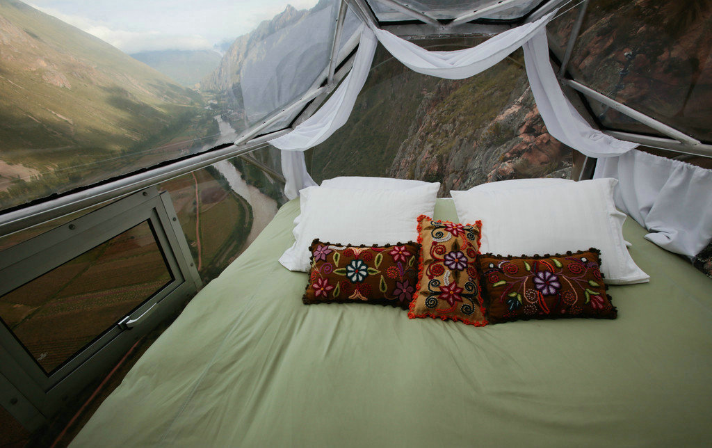 喜欢探险的游客们现在可以在秘鲁神圣谷的Natura Vive Skylodge旅馆体验一把让人肾上腺素激增的夜晚。不过要注意了，这可不是一般的度假，尤其不适合有恐高症的人。在这里，游客们睡在紧靠山谷最高峰的透明玻璃舱内。但是想入住这里，还得先越过400英尺的悬崖。
