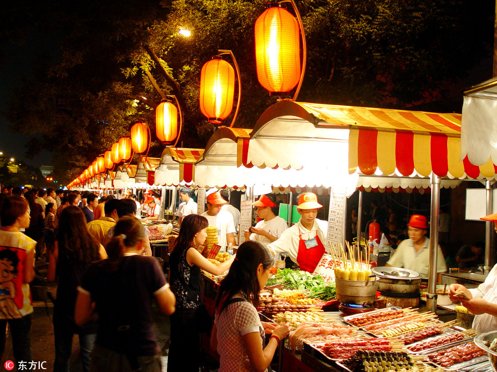 并不只有五花八门的小吃,还有更多的烟火气,市井气,更多的人情味儿