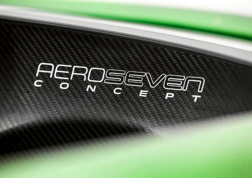 另外，值得一提的是，AeroSeven的车身采用了碳纤维及复合材料所打造，创造出了兼顾轻量化与高强度的车身。
