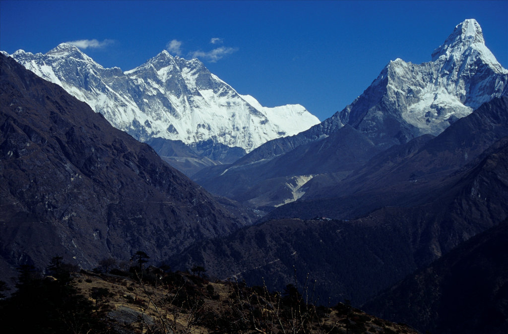 作为世界最高峰，珠穆朗玛峰不是每个人都可以随便登临的，而作为一名普通的消费者，你完全可以通过VR，感受来自尼泊尔侧山路的白雪皑皑和海拔高处引发的缺氧窒息之感。