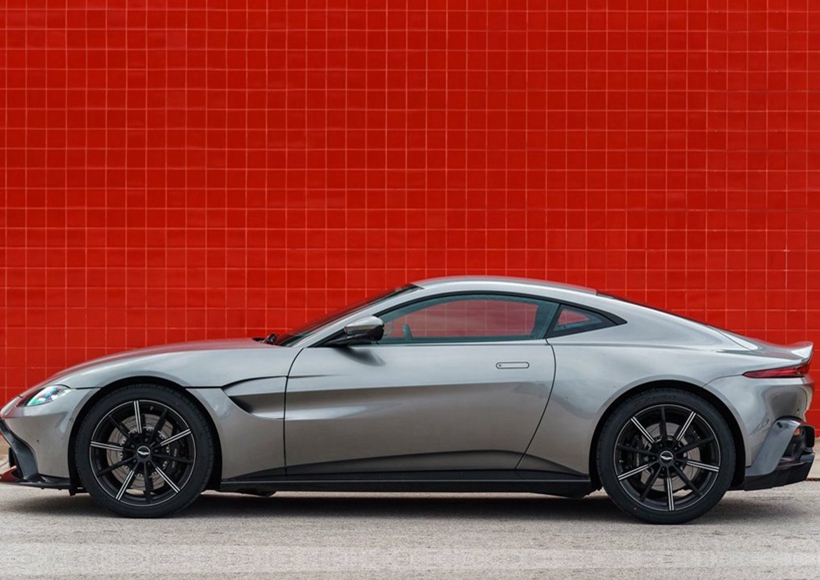 空气性能是Aston Martin Vantage Tungsten Silver的核心设计理念，由此可以产生量产汽车中十分罕见的水平下压力。4.0L双涡轮增压V8发动机的配置也毫不逊色。