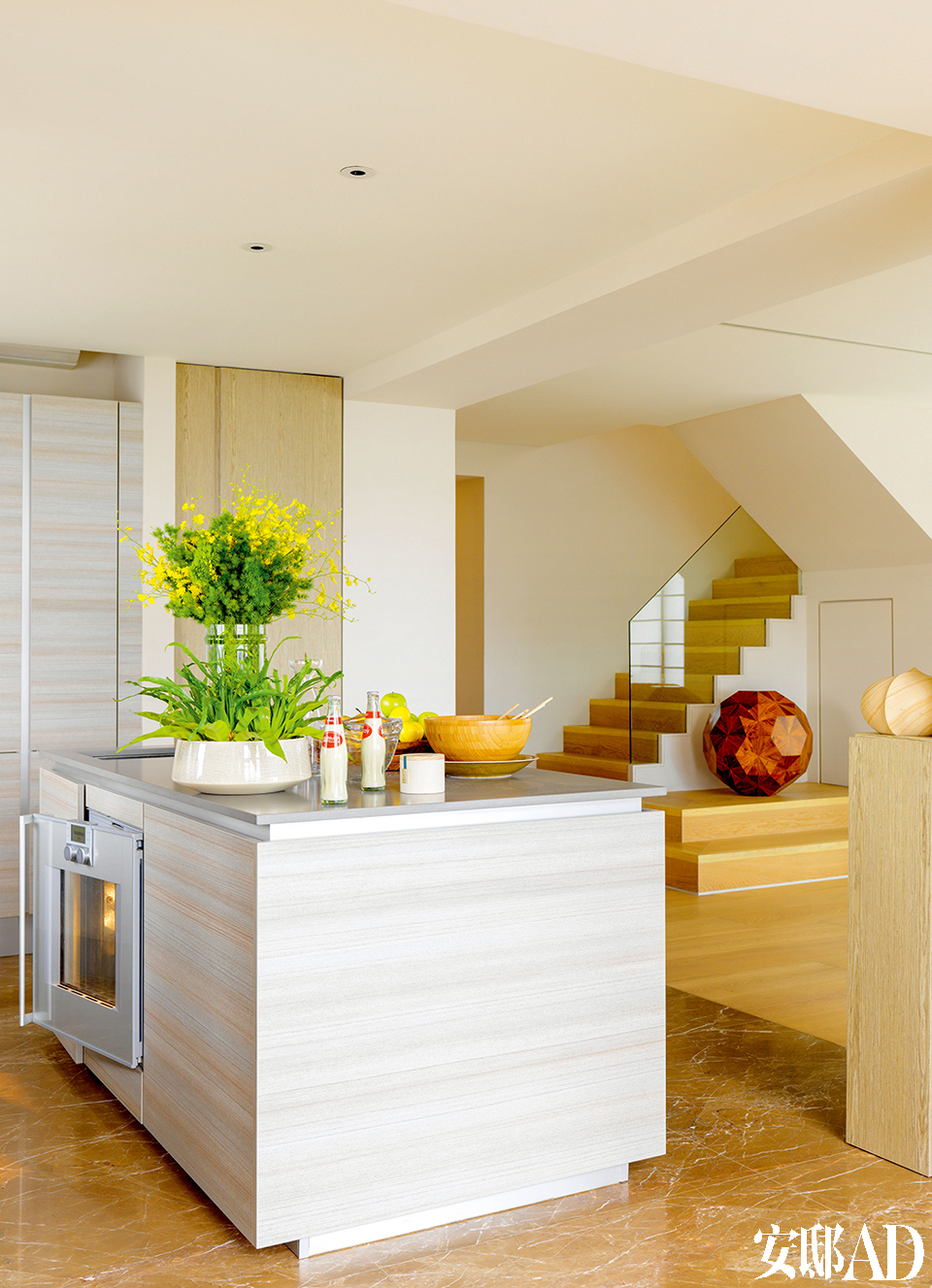 开放式的厨房是理想的选择，André可以轻松地与客人进行互动。中岛式厨房来自 Poggenpohl，使用单板层积材 （LVL）橱柜和再造石质台面。厨房的地板为大理石质地。 