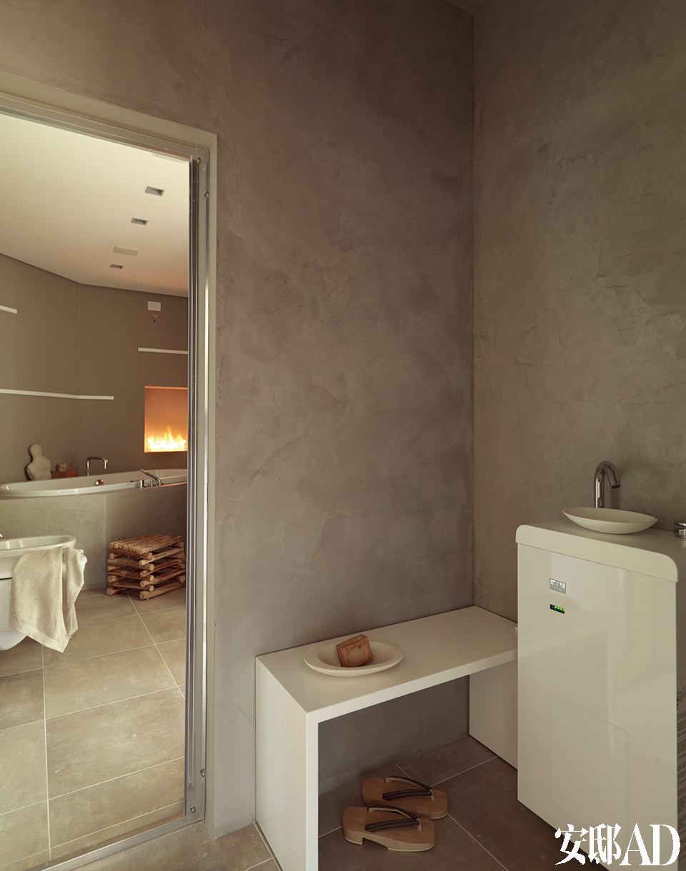 浴室的色彩主题和起居室形成对比，创造了一种微弱而亲密的光线。