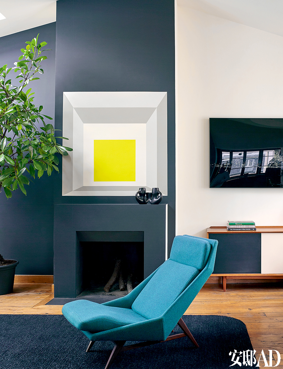 蓝色矮脚靠椅是Gio Ponti的作
品。壁炉上的两件黑色瓷器是20世纪50年代法国Revernay烧制出品的。Florence Lopez特别觅来了火车老木轨，用来铺设地板。