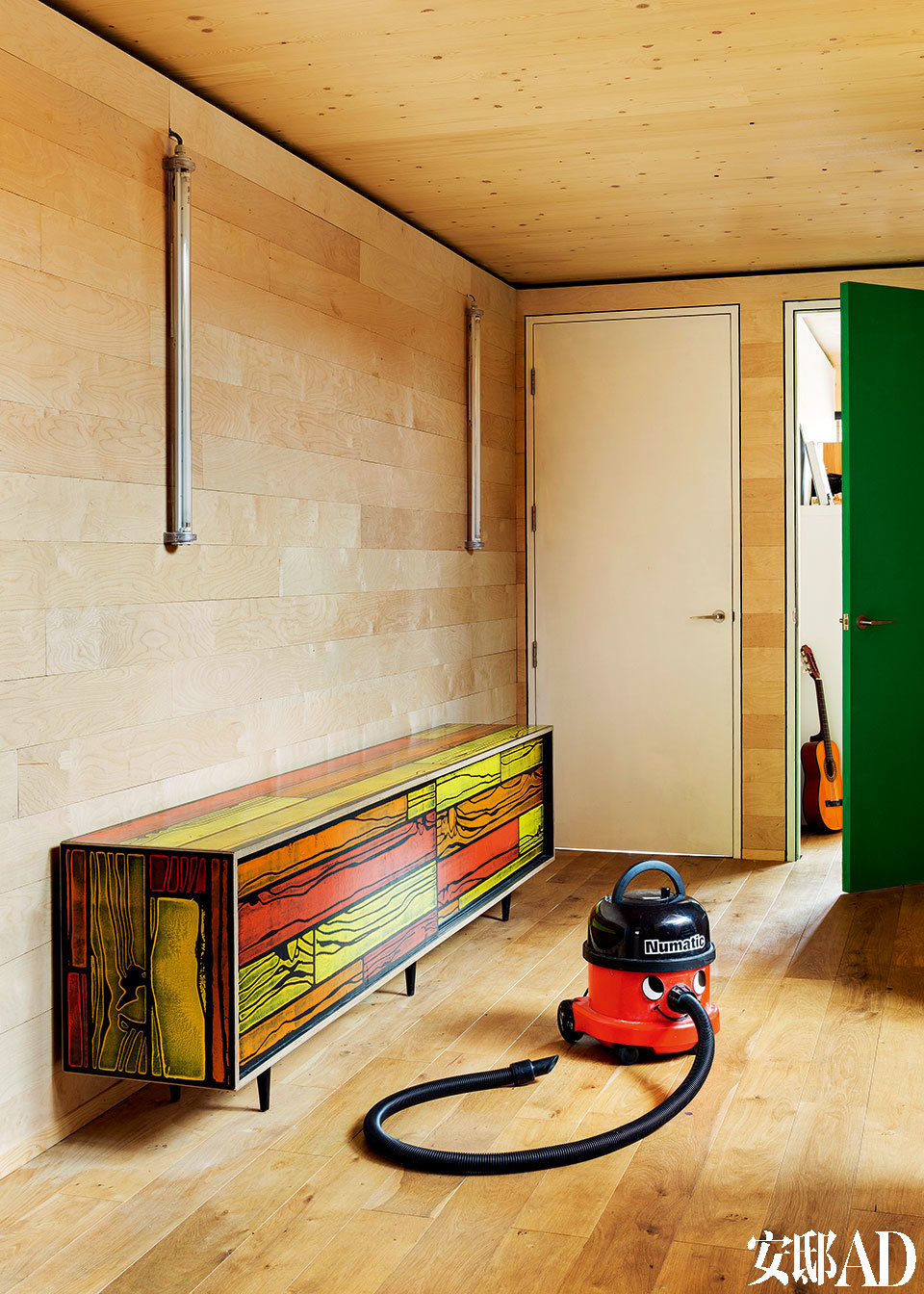 浴室所用的材料和元素都强调着工业特质，镜子里映出通向楼上的彩色木质阶梯，十分俏皮。圆形天窗则带入柔和的自然光线。