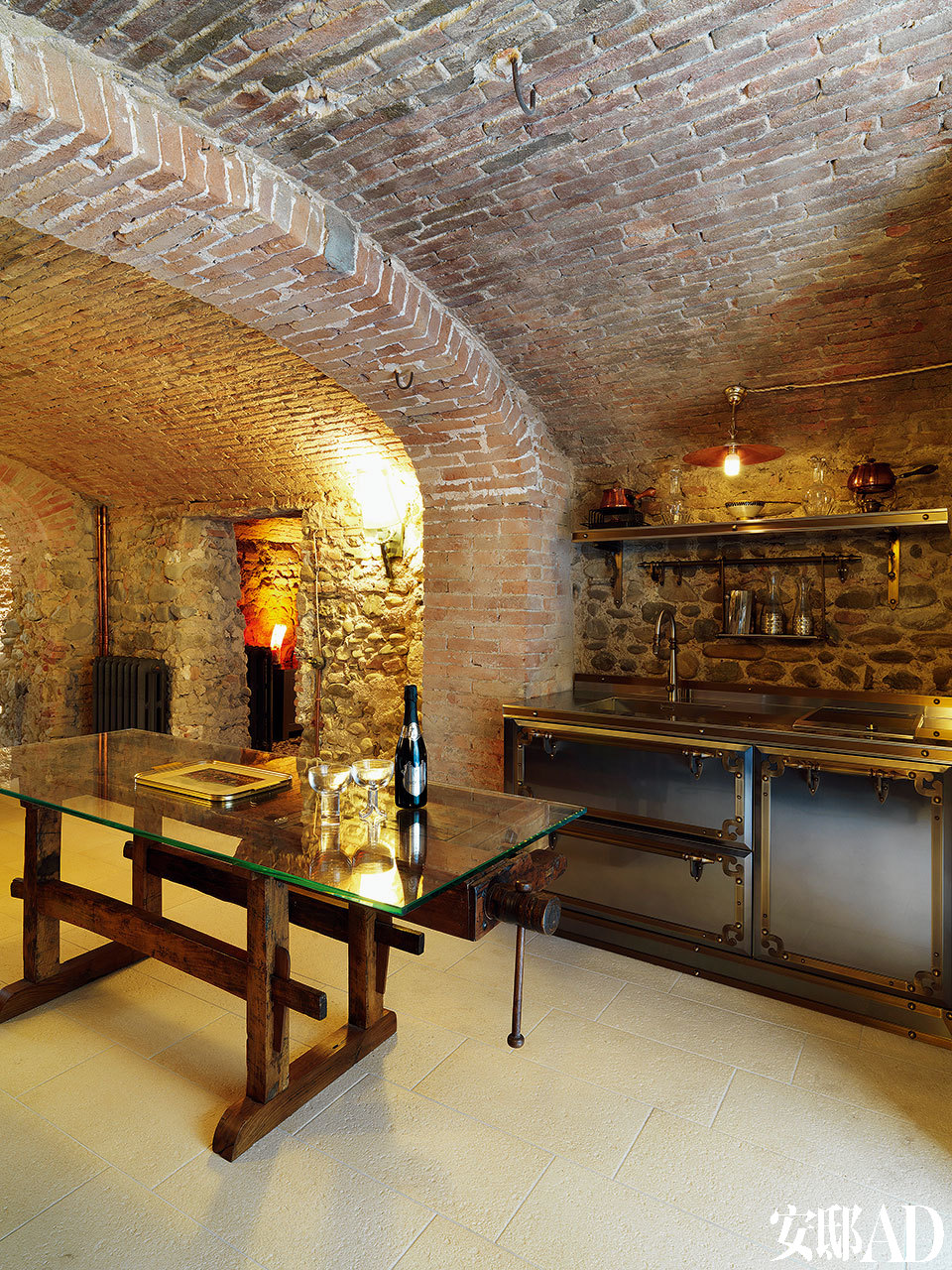 这间厨房兼餐厅应用了由Alessandro La Spada设计的Victorian系列产品。