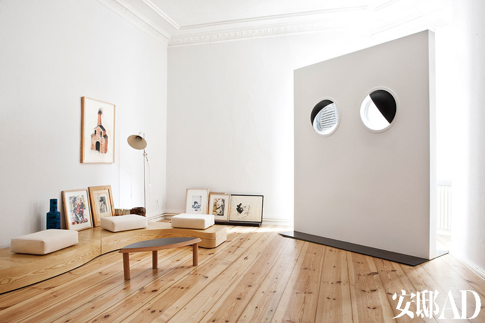 由Uri Tzaig用木材和有机玻璃创作于1997年的Moon Eye Window仿佛一堵隔墙，正好放在窗前，让人通过月球般鼓起的“眼睛”来看窗外。地面上摆着Janette Laverrière设计的家具和来自Johannes Kahrs的一些画作。