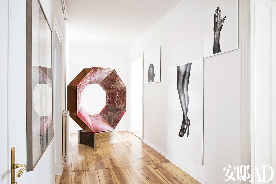 一个狭长的房间中，来自Flurin Bisig的几何形木雕塑（2010）非常惹眼，墙上的三幅人体摄影作品由David Zink Yi拍摄于1999年。