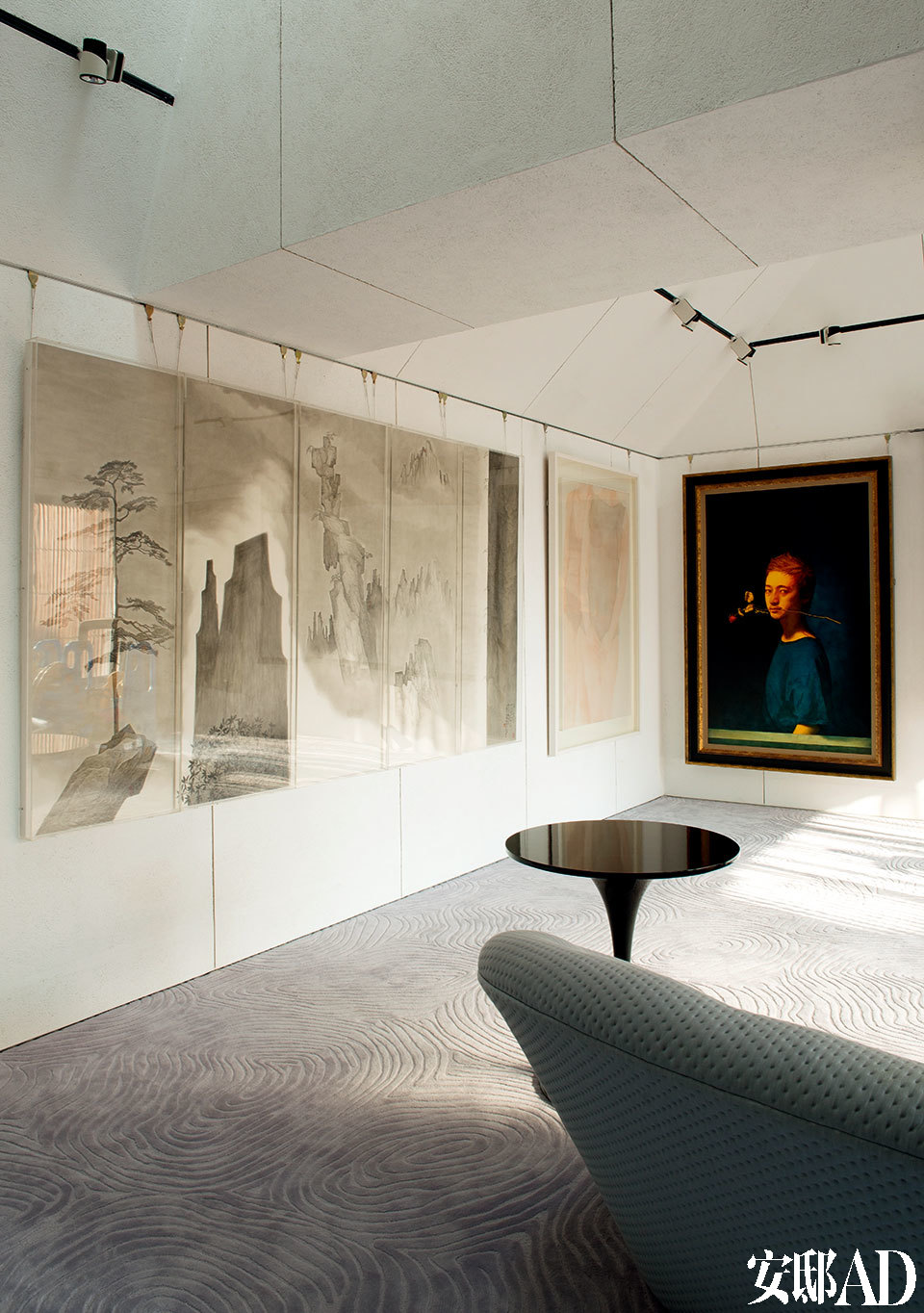 陶磊在二层为主人打造了一间娱乐室与艺术品展厅。