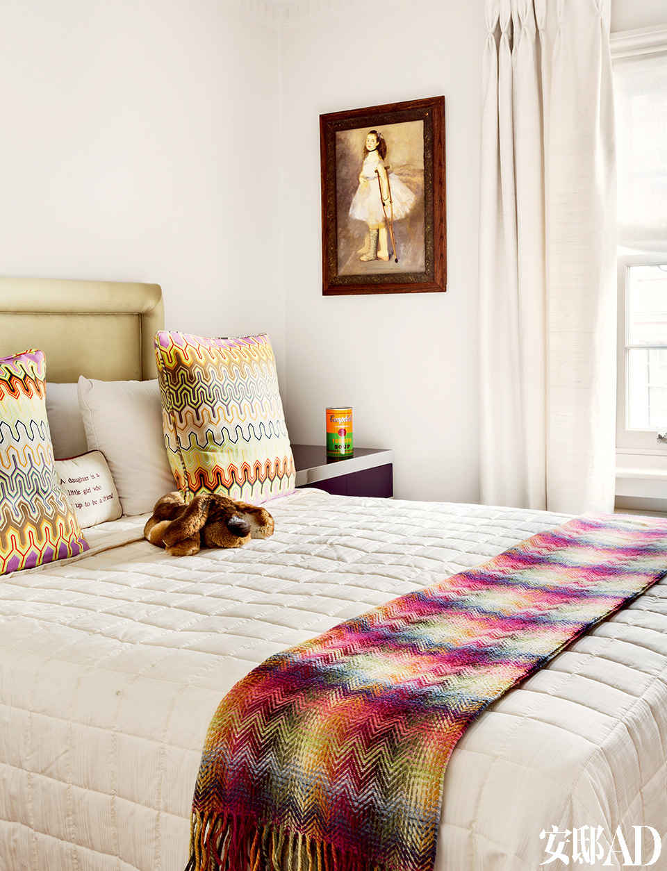 真丝套枕头、床脚下的小毯子和那些装饰性的靠垫都是Missoni的设计。