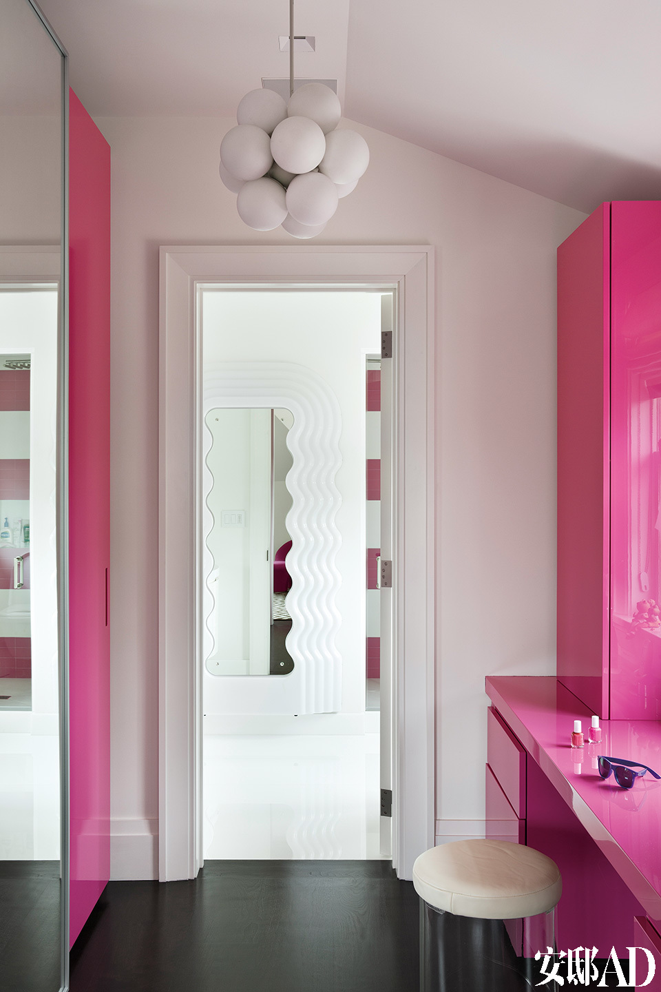 颜色粉嫩的更衣室。