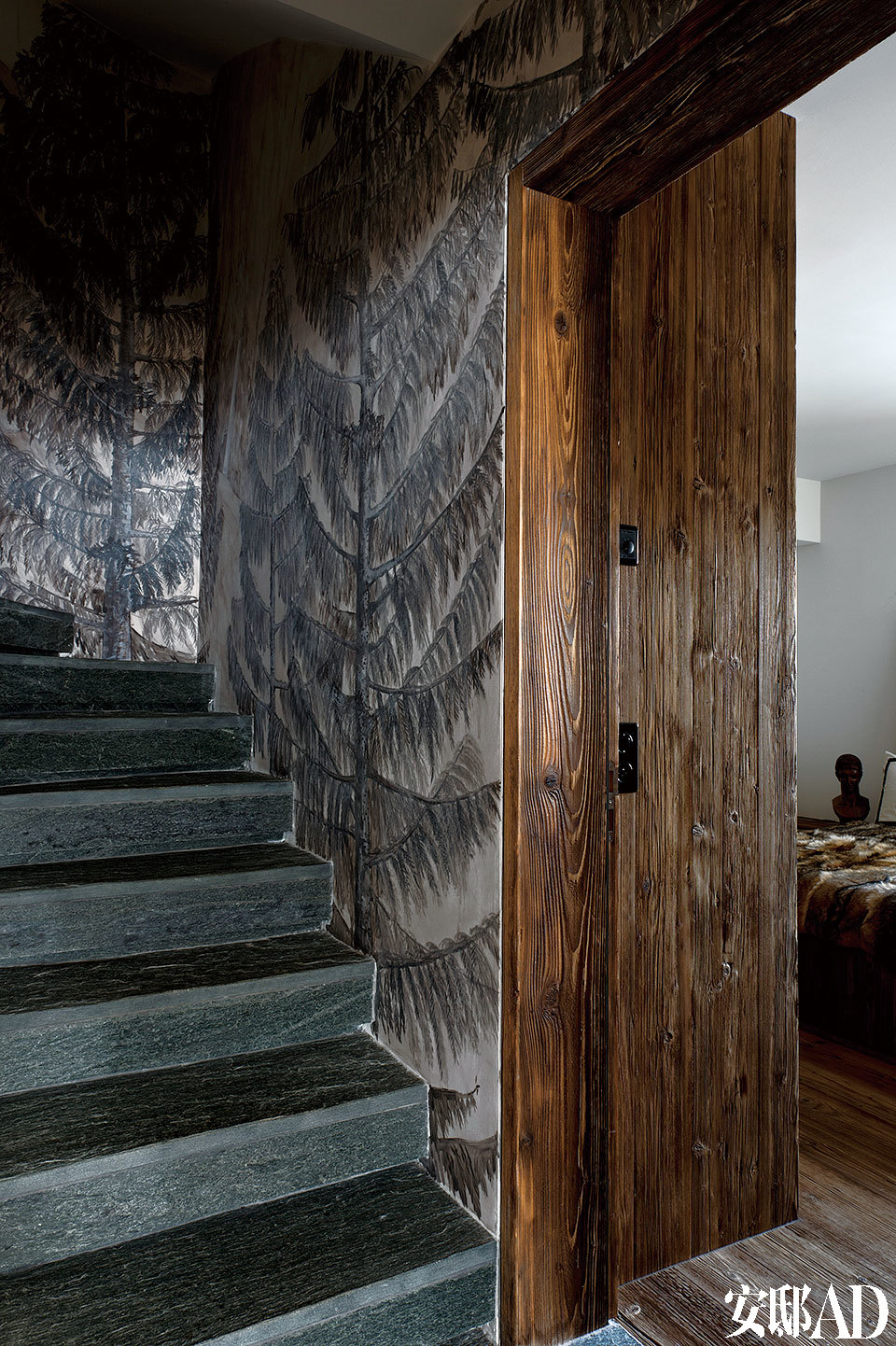 壁画家将冬日的丛林美景移植到室内，贡献了楼梯边上那整面墙上雪松的创作。对页 楼梯边上那整面墙的雪山和松树， 是Mathias Kiss的作品。